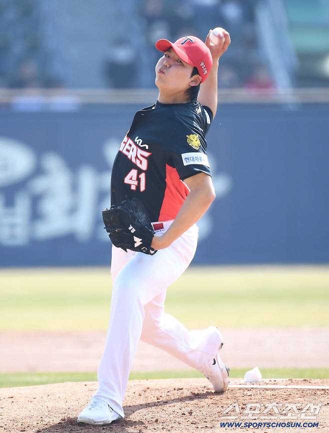 22일 잠실구장에서 열린 KBO리그 두산과 KIA의 경기. 선발 투구하고 있는 KIA 황동하. 잠실=송정헌 기자songs@sportschosun.com/2026.03.22/