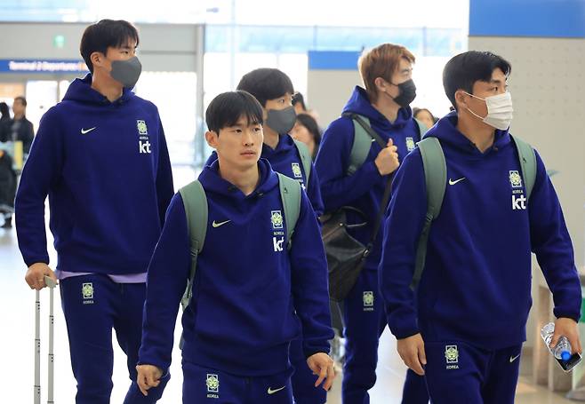유럽원정 출국하는 축구국가대표팀
(영종도=연합뉴스) 최재구 기자 = 유럽원정 2연전에 나서는 김문환 등 한국축구 국가대표팀이 23일 인천국제공항을 통해 출국하고 있다. 2026.3.23