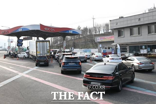 중동사태의 영향으로 국내 휘발유와 경유 가격이 상승을 이루고 있는 가운데 지난 9일 오전 서울 서초구 만남의광장 주유소가 주유하는 차들로 붐비고 있다. /김성렬 기자