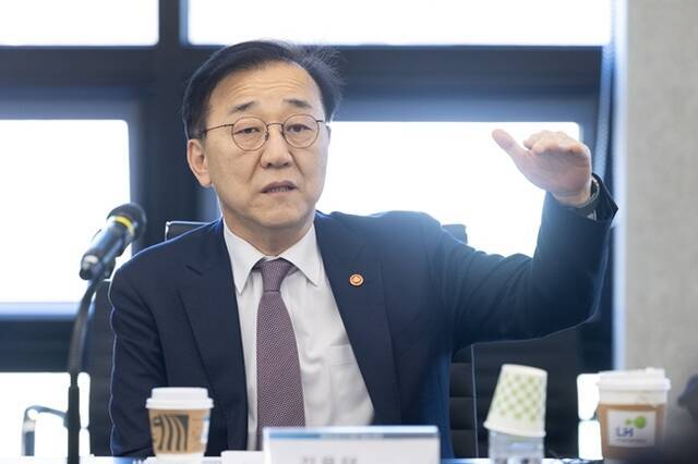 김윤덕 국토교통부 장관은 지난 19일 열린 건설안전 간담회에서 "중동 전쟁 관련 업계와 긴밀한 소통을 이어가겠다"고 말했다. /국토교통부