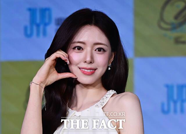 그룹 ITZY의 멤버 유나가 23일 오후 서울 광진구 풀만 앰배서더 서울 이스트폴 브로드웨이홀에서 열린 미니앨범 'Ice Cream' 발매 기념 간담회에 참석해 포즈를 취하고 있다./이새롬 기자