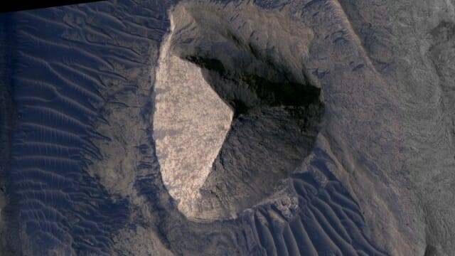 화성에서 고대 이집트 피라미드와 같은 지형이 포착돼 주목을 끌고 있다. (사진=NASA/JPL-칼텍/미국 애리조나대학)