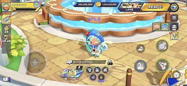 샤크 스윔슈트 코스튬을 입은 메론소다맛 쿠키가 광장에 서있는 모습. 이은서 기자.