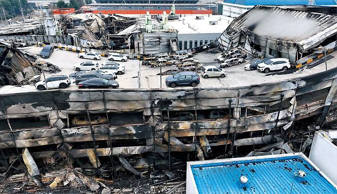 지난 20일 화재가 발생한 대전 대덕구의 자동차 부품 제조업체 ‘안전공업’ 공장. 이 화재로 사망 14명, 부상 60명 등 74명의 사상자가 났다. 공장 천장 배기관의 기름때가 불이 빠르게 확산한 원인으로 지목됐다. /신현종 기자