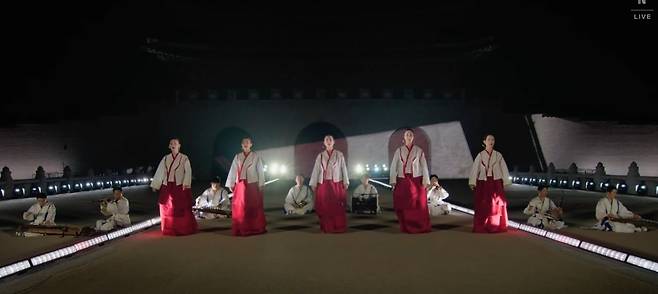 21일 BTS 광화문광장 공연에서 아리랑 공연을 선보인 우리 국악단과 유지숙 국립국악원 민속악단 예술감독(앞줄 왼쪽에서 세번째)./넷플릭스