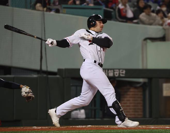 20일 울산 문수야구장에서 열린 프로야구 KBO 퓨처스리그 울산 웨일즈와 롯데 자이언츠의 경기에서 울산 알렉스 홀이 타격 후 공을 바라보고 있다./연합뉴스