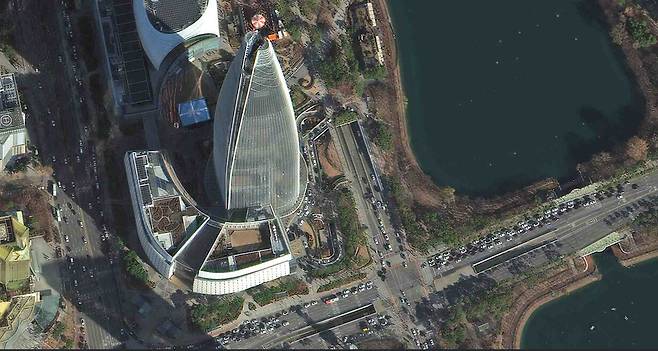 다목적실용위성 7호가 촬영한 롯데타워 주변 사진. 어떤 종류의 차량이 지나가는지까지 선명하게 보인다. /우주항공청