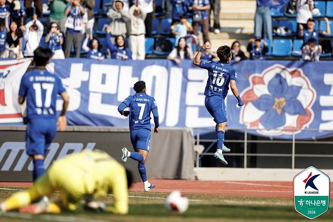 수원 삼성 박현빈(16번)이 21일 김해FC전에서 추가 시간 팀의 세 번째 골을 넣고 세리머니하고 있다. /프로축구연맹