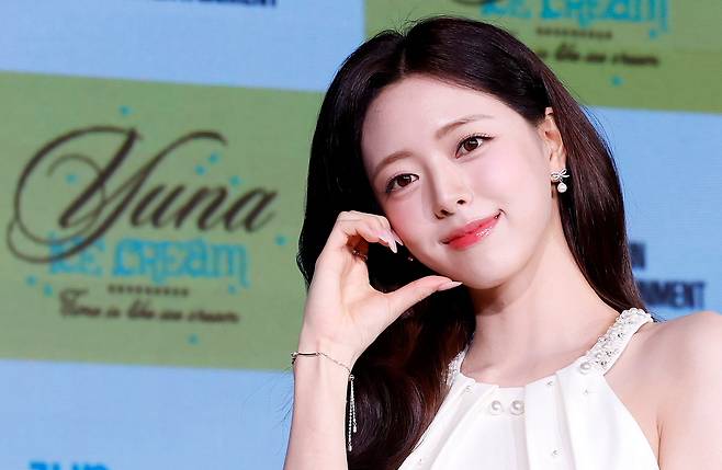 그룹 있지 유나가 23일 오후 서울 광진구 풀만 앰버서더 서울 이스트폴에서 열린 솔로 데뷔 앨범 '아이스크림' 발매 기념 쇼케이스에서 포즈를 취하고 있다. /뉴시스
