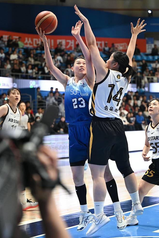 신한은행 홍유순이 23일 KB전에서 골밑 슛을 시도하고 있다. /WKBL