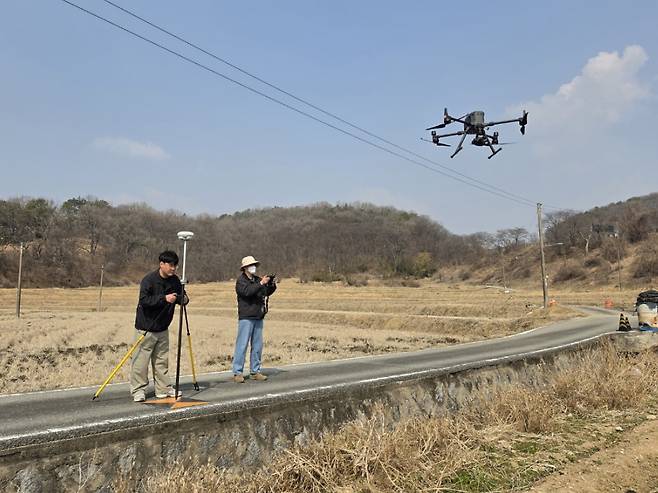 유성구 토지정보과 직원들이 드론(UAV)을 이용해 항공영상을 촬영하고 있다. 유성구 제공