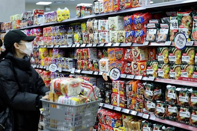 서울 시내 대형마트에 라면이 진열돼 있다.ⓒ뉴시스