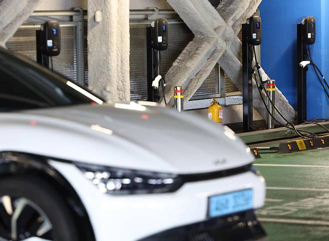 서울 시내 한 쇼핑몰에 설치된 전기자동차 충전소 모습. 2024.08.11 서울=뉴시스