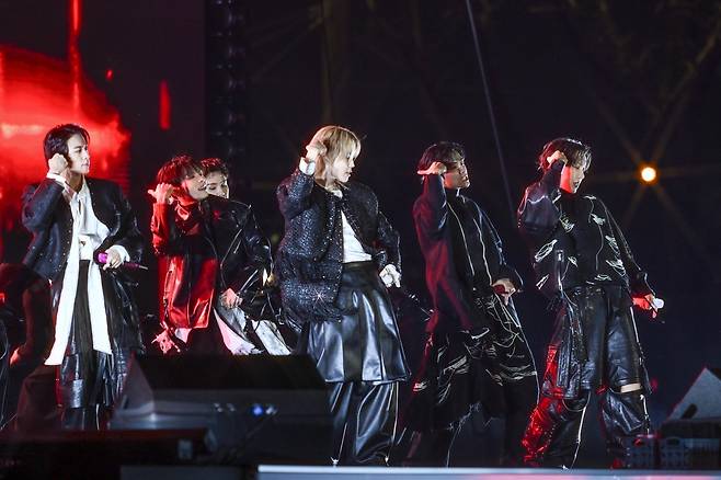 3년 9개월 만에 완전체로 복귀하는 방탄소년단(BTS)의 ‘BTS 컴백 라이브: ARIRANG’ 공연이 21일 서울 광화문광장 일대에서 펼쳐지고 있다. 이번 공연은 세계 190개국에 생중계된다. 사진공동취재단