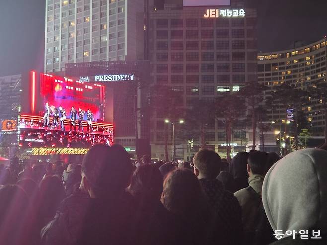 서울광장에서 전광판으로 송출되는 BTS 공연을 관람하는 시민들. 김다인 기자