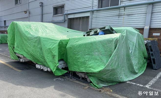 19일 대구 서구 염색산업단지의 한 업체 주차장에 수출길이 막힌 원단이 쌓여있다. 명민준 기자 mmj86@donga.com