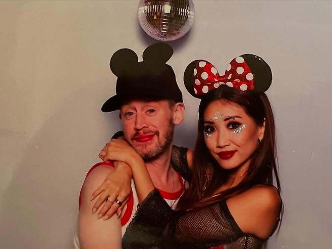 맥컬리 컬킨 부부가 아들 생일을 위해 예약한 일등석 좌석을 항공사 측이 일방적으로 변경해 자녀와 분리되자 SNS를 통해 강력히 비판했고 항공사는 즉각 사과했다. 인스타그램 맥컬리 컬킨 갈무리