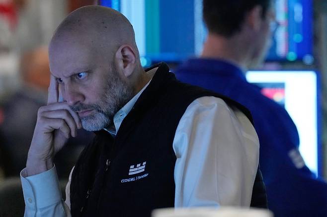 2026년 3월 19일 목요일(현지 시간), 한 직원이 미국 뉴욕 증권거래소(NYSE) 객장에서 업무를 보고 있다. AP/뉴시스