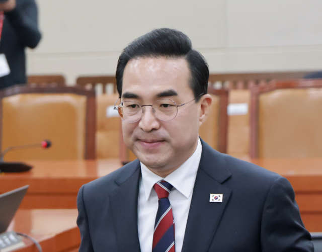 박홍근 기획예산처 장관 후보자가 국회 재정경제기획위원회에서 열린 인사청문회에서 선서를 마치고 선서문을 전달하기 위해 위원장석으로 향하고 있다. [연합뉴스]