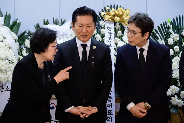 1월 30일 오후 서울 종로구 서울대학교병원 장례식장에 마련된 고 이해찬 전 국무총리의 빈소에서 한명숙 전 총리, 정청래 더불어민주당 대표, 유시민 작가가 조문객을 맞이하고 있다. [사진공동취재단]