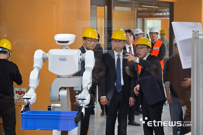 KAIST 피지컬 AI 테스트베드 '카이로스'에서 배경훈 부총리 겸 과기정통부 장관(오른쪽 두번째)가 시연을 보고 있다. ⓒ박종진기자