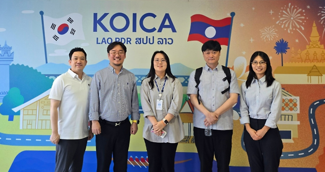 서울랩스와 한국국제협력단(KOICA)이 ODA CTS Seed2 사업 협의 후 기념촬영하고 있다. 왼쪽 두번째부터 장도희 서울랩스 대표, 김혜영 중앙 코이카 라오스 사무소 부소장 (사진=서울랩스 제공)