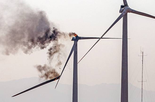 23일 오후 1시 11분께 경북 영덕군 영덕읍 창포리 풍력발전단지 내 한 풍력발전기에서 불이 난 가운데 발전기 프로펠러 등이 불길에 휩싸여 있다. 연합뉴스.