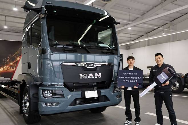 뉴 MAN TGM 6x2-4 1호차 고객이 지난 18일 경기 평택에 위치한 만트럭버스코리아 PDI센터에서 기념 촬영을 하고 있다. 만트럭버스코리아 제공.