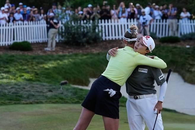 김효주(오른쪽)가 22일(현지 시간) 미 캘리포니아주 멘로파크 샤론 하이츠 골프&컨트리클럽에서 열린 미국여자프로골프(LPGA) 투어 포티넷 파운더스컵에서 우승한 후 넬리 코르다(미국)와 인사를 나누고 있다. 김효주는 최종 합계 16언더파 272타로 코르다의 맹추격을 1타 차로 뿌리치고 와이어투와이어 우승을 차지했다. 뉴시스
