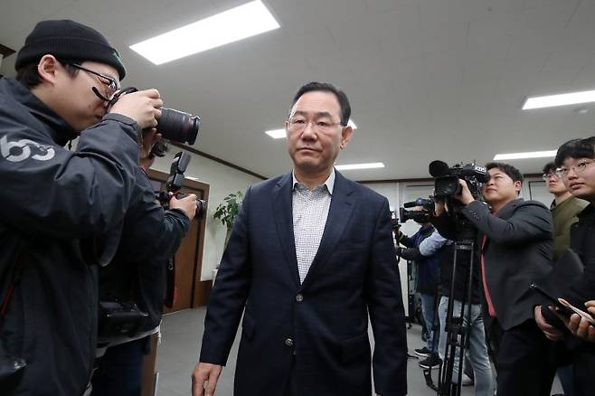 주호영 국민의힘 의원이 지난 22일 오전 대구 수성구 국민의힘 대구시당에서 장동혁 대표 주재로 열린 비공개 회의를 마친 뒤 회의실을 나서고 있다. 뉴스1