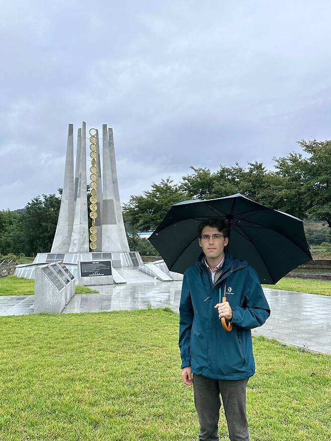 2025년 10월 영천시가 임고강변 공원에 조성한 한국전쟁기 민간인 희생자 위령탑 앞에서. 본인 제공