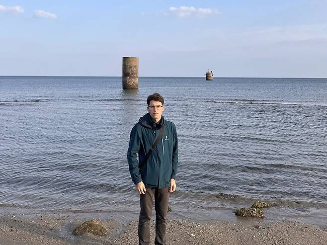 지난 2월 일본 야마구치현 우베시 조세이 탄광의 환기구 ‘피야’ 앞에서. 조세이 탄광에 대한 관심은 경산 코발트 광산의 유산 해석 작업을 하면서 시작되었다. 본인 제공