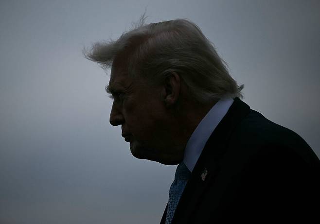 도널드 트럼프 미국 대통령이 지난 20일(현지시각) 워싱턴 D.C. 백악관 남쪽 잔디밭에서 마라라고 별장으로 향하기 위해 마린 원 헬기에 탑승하고 있다. AFP=연합뉴스