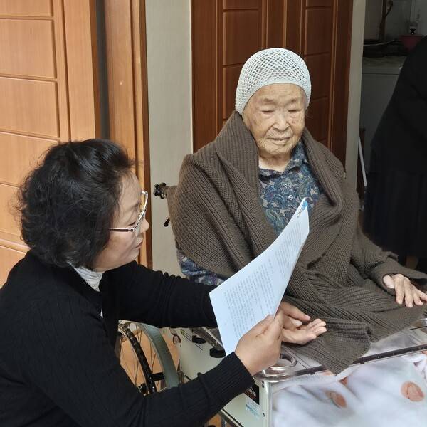 필자가 자신이 쓴 여성숙 선생 평전 원고를 고인에게 읽어주고 있다. 박현 작가 제공