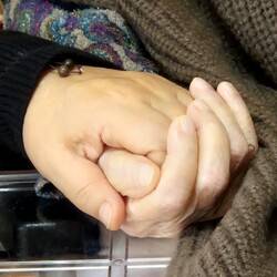 고인과 필자가 손을 맡잡고 있다. 박현 작가 제공