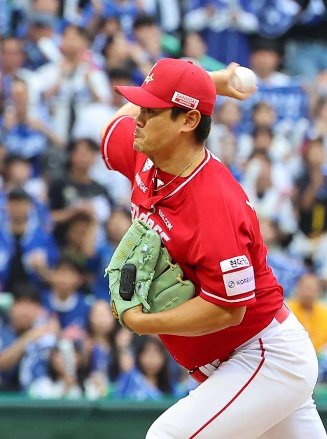 노경은이 지난해 10월 11일 인천 SSG랜더스필드에서 열린 삼성과의 2025 프로야구 KBO리그 포스트시즌 준플레이오프 2차전 7회초에 역투하고 있다. 연합뉴스