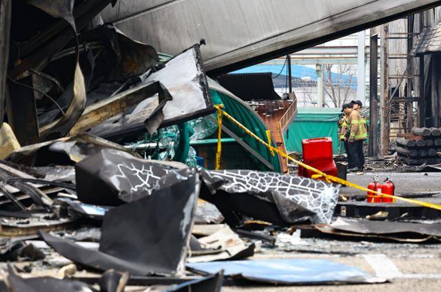 22일 대전 대덕구 안전공업 화재현장에서 소방 관계자들이 현장을 둘러보고 있다. 대전=뉴시스