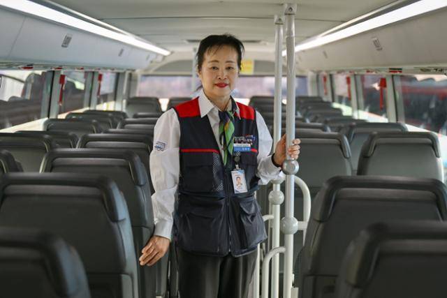 강희정 민주노총 공공운수노조 민주버스본부 경기지부 경진여객운수지회 여성부장이 16일 경기 수원시 경진여객운수 앞 주차된 7770번 2층 버스 안에서 사진 촬영을 위해 포즈를 취하고 있다. 하상윤 기자