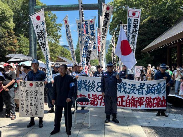 일본 우익 세력으로 추정되는 인사들이 제2차 세계대전 패전 80주년인 지난해 8월 15일 도쿄 야스쿠니신사에서 시위를 하고 있다. 이들은 이날 일본이 전쟁 가해국이 아닌 피해국이라고 주장했다. 도쿄=류호 특파원