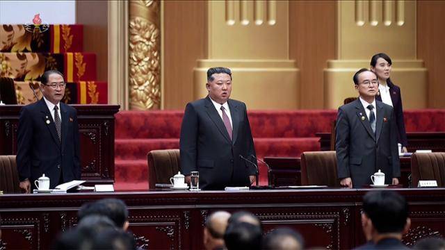북한은 지난 22일 평양에서 최고인민회의 제15기 제1차 회의를 열고 김정은을 국무위원장으로 재추대하고 조용원을 최고인민회의 의장으로 선출했다고 조선중앙TV가 23일 보도했다. 조선중앙TV 화면
