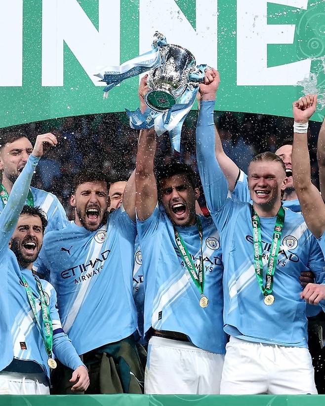 맨시티 선수단이 23일 아스널과의 카라바오컵 결승전서 2-0으로 승리해 우승하고 세리머니하고 있다. 사진=맨시티 SNS