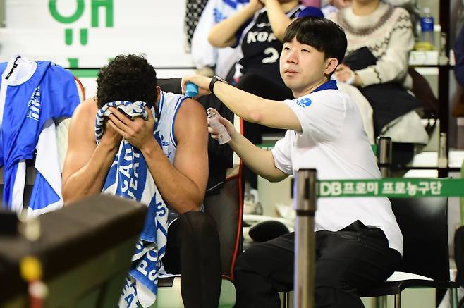 22일 원주DB프로미아레나에서 열린 2025~26 프로농구 정규리그 원주 DB 원정 경기에서 부상을 당한 베니 보트라이트가 벤치에서 휴식하고 있다. KBL 제공