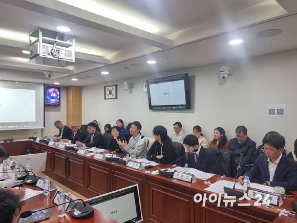 지난해 11월 국회에서 열린 'AI 대전환의 동력, 데이터 활용 입법 개선 과제 토론회'에서 참가자들이 종합 토론하고 있다. 사진은 왼쪽부터 이기대 스타트업얼라이언스 센터장, 김민호 성균관대 법학전문대학원 교수(좌장), 방성현 김앤장법률사무소 변호사, 김현경 서울과학기술대학교 IT정책전문대학원 교수, 신재민 트릴리온랩스 대표, 정일권 두들린 정보보호최고책임자, 김형진 국회 입법조사처 입법조사관, 양청삼 개인정보보호위원회 개인정보정책국장. [사진=윤소진 기자]