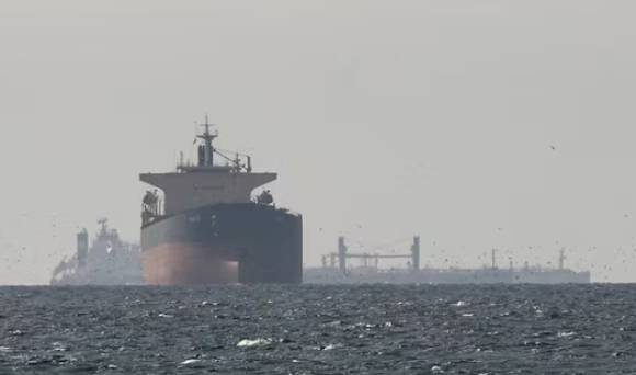 지난 11일 오만 무산담 주와 접경한 라스알카이마 북부에서 바라본 호르무즈 해협 인근 페르시아만 해상을 항해하는 유조선들. [사진=로이터/연합뉴스]