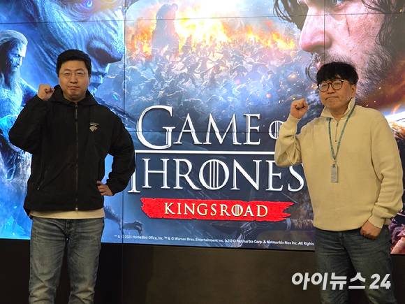 문준기(왼쪽) 넷마블 사업본부장, 장현일 PD가 지난 20일 서울 구로구 넷마블 사옥에서 열린 '왕좌의 게임: 킹스로드' 언론 시연회에서 기념촬영을 하고 있다. [사진=박정민 기자]