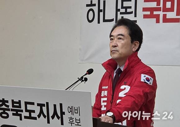 국민의힘 윤희근 충북도지사 예비후보가 23일 충북도청에서 기자들과 질의응답하고 있다. [사진=이용민 기자]