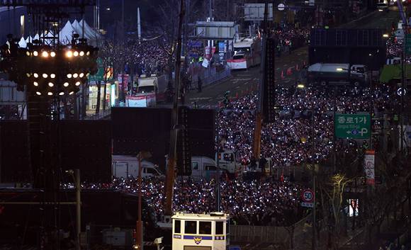 방탄소년단(BTS)이 21일 오후 서울 광화문 광장에서 정규 5집 '아리랑(ARIRANG)' 앨범 발매를 기념해 컴백 무대를 선보이고 있다. [사진=사진공동취재단]