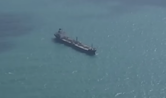 호르무즈 해협을 지나는 화물선