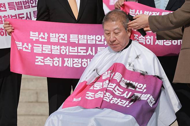 박형준 부산시장이 23일 국회 본청 앞 계단에서 부산 글로벌 허브도시 특별법 제정을 촉구하며 삭발하고 있다. 연합뉴스
