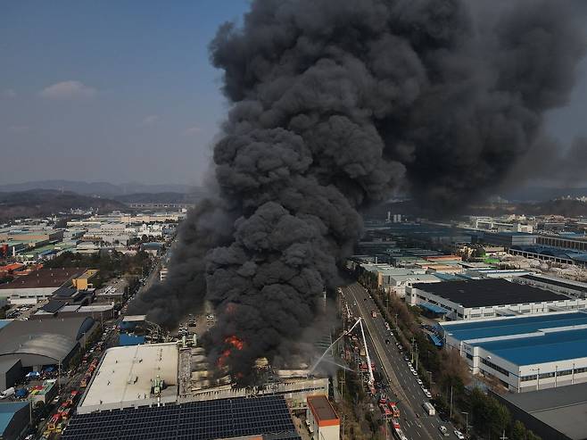20일 오후 1시17분께 대전 대덕구 문평동의 한 공장에서 불이 나 연기가 피어오르고 있다. 뉴스1